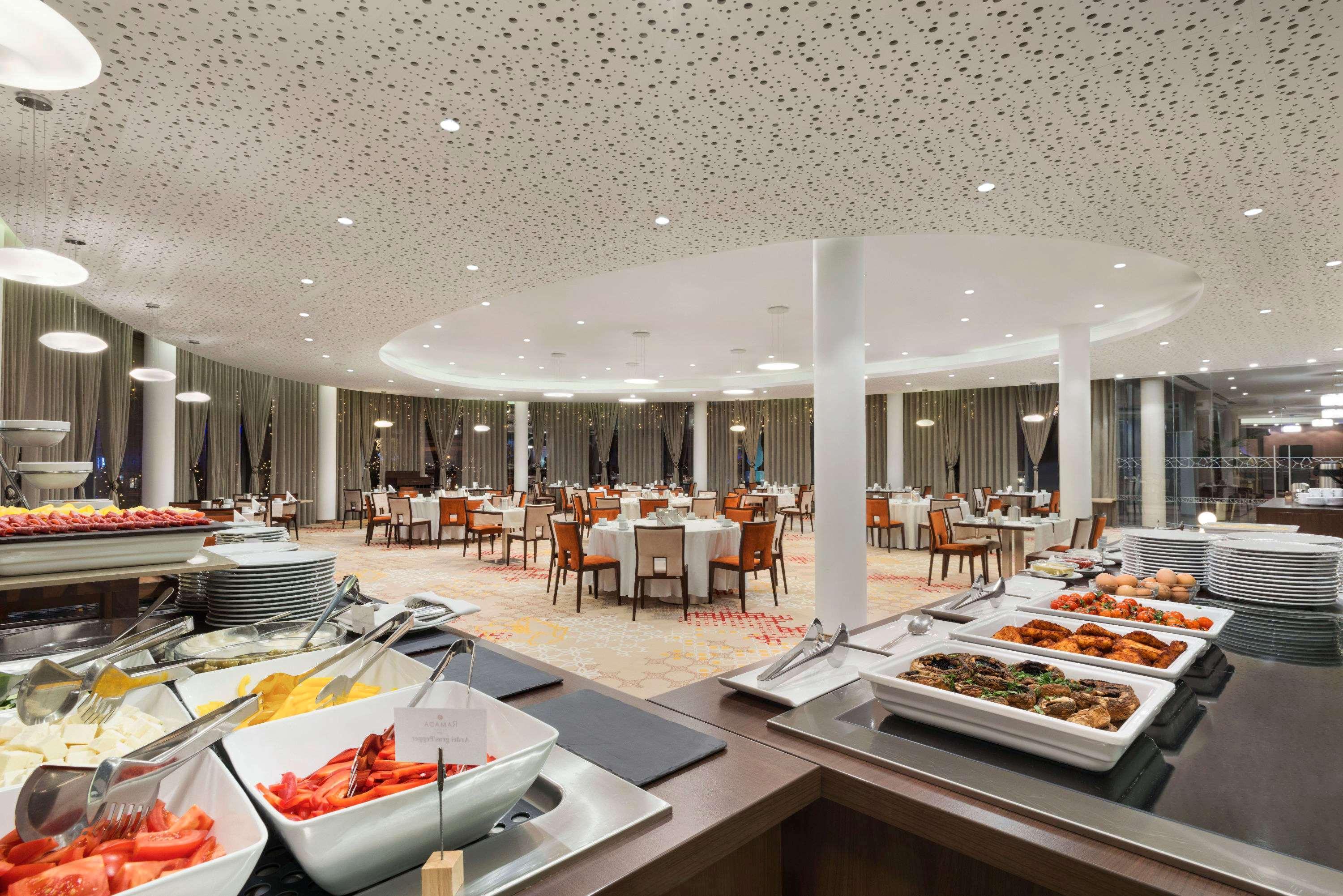 Ramada Plaza Craiova Hotel Kültér fotó