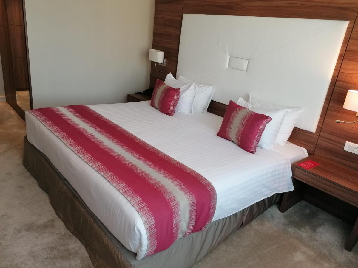 Ramada Plaza Craiova Hotel Kültér fotó