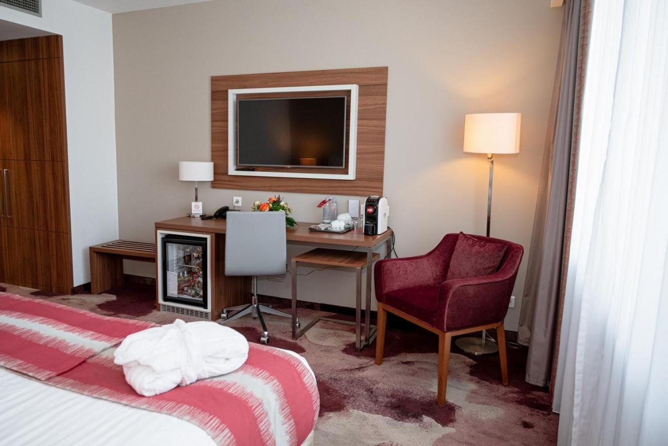 Ramada Plaza Craiova Hotel Kültér fotó