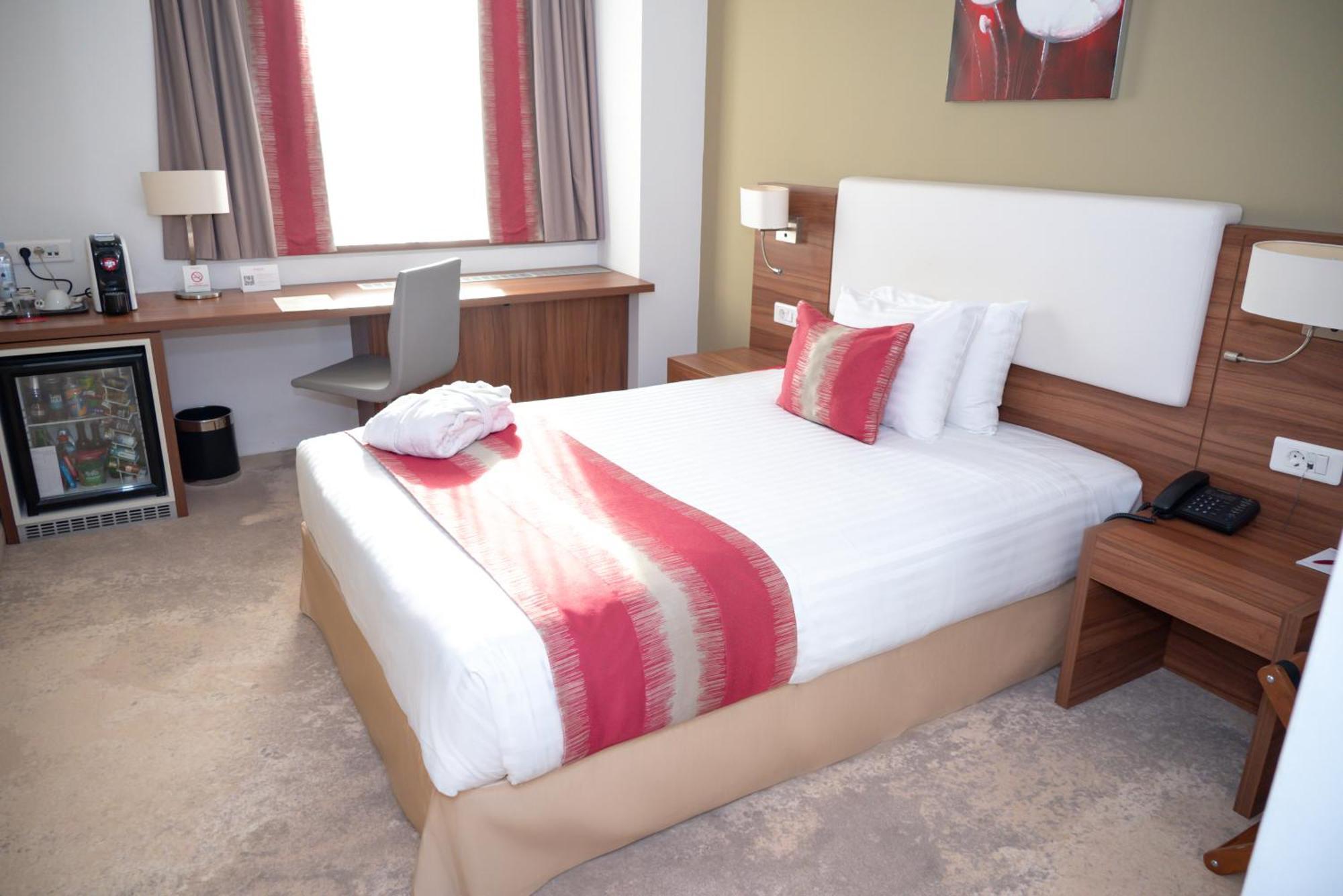 Ramada Plaza Craiova Hotel Kültér fotó