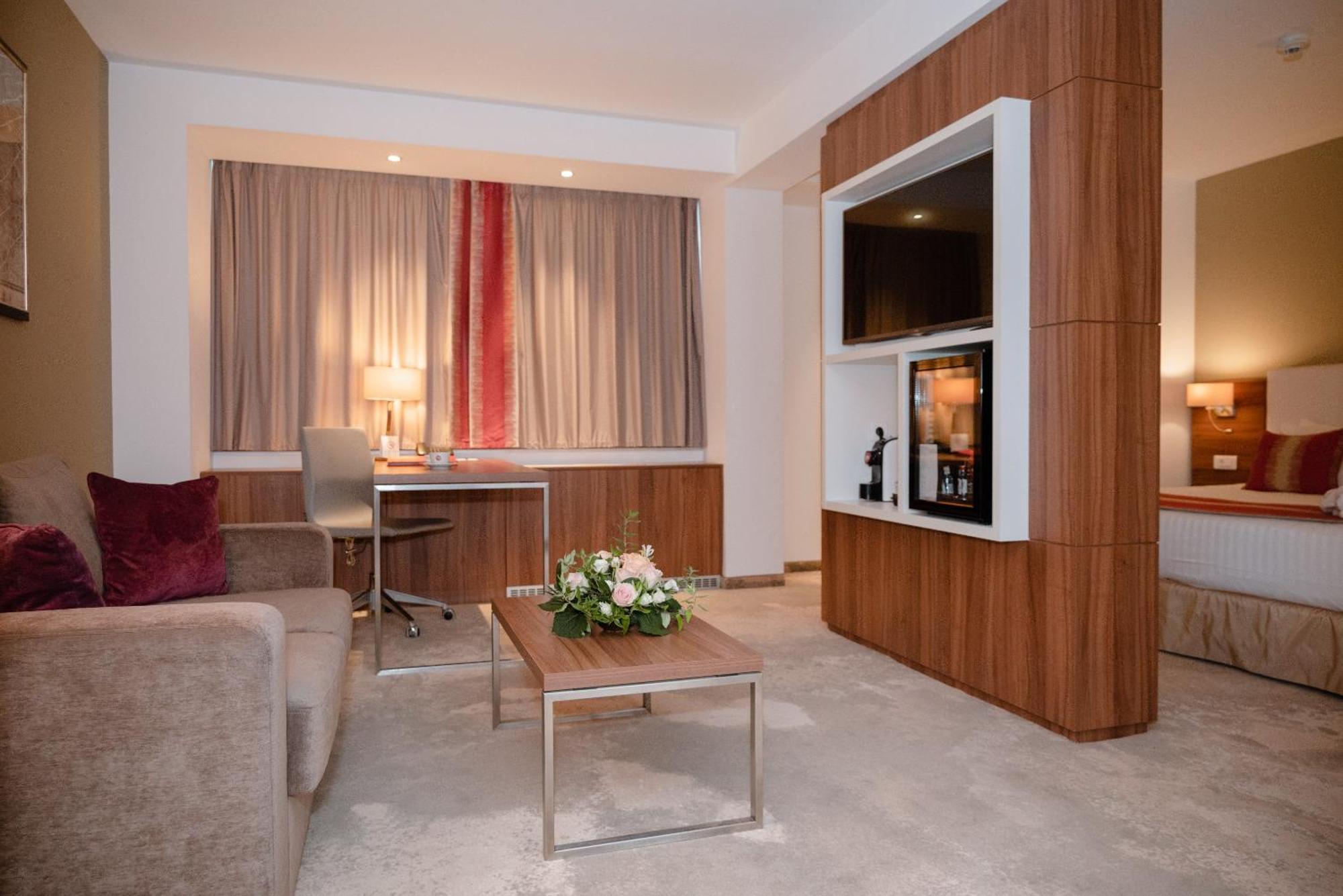 Ramada Plaza Craiova Hotel Kültér fotó