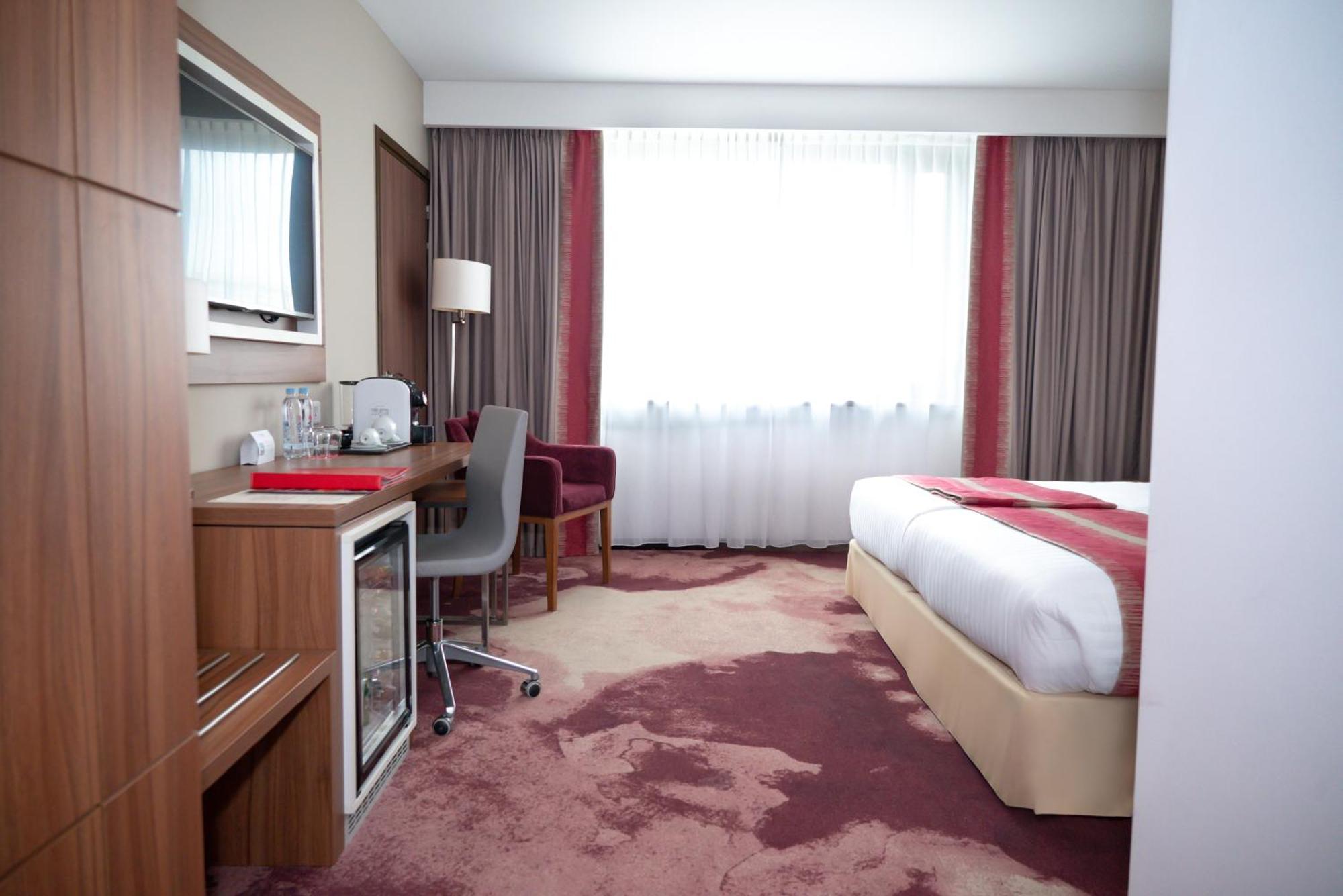 Ramada Plaza Craiova Hotel Kültér fotó