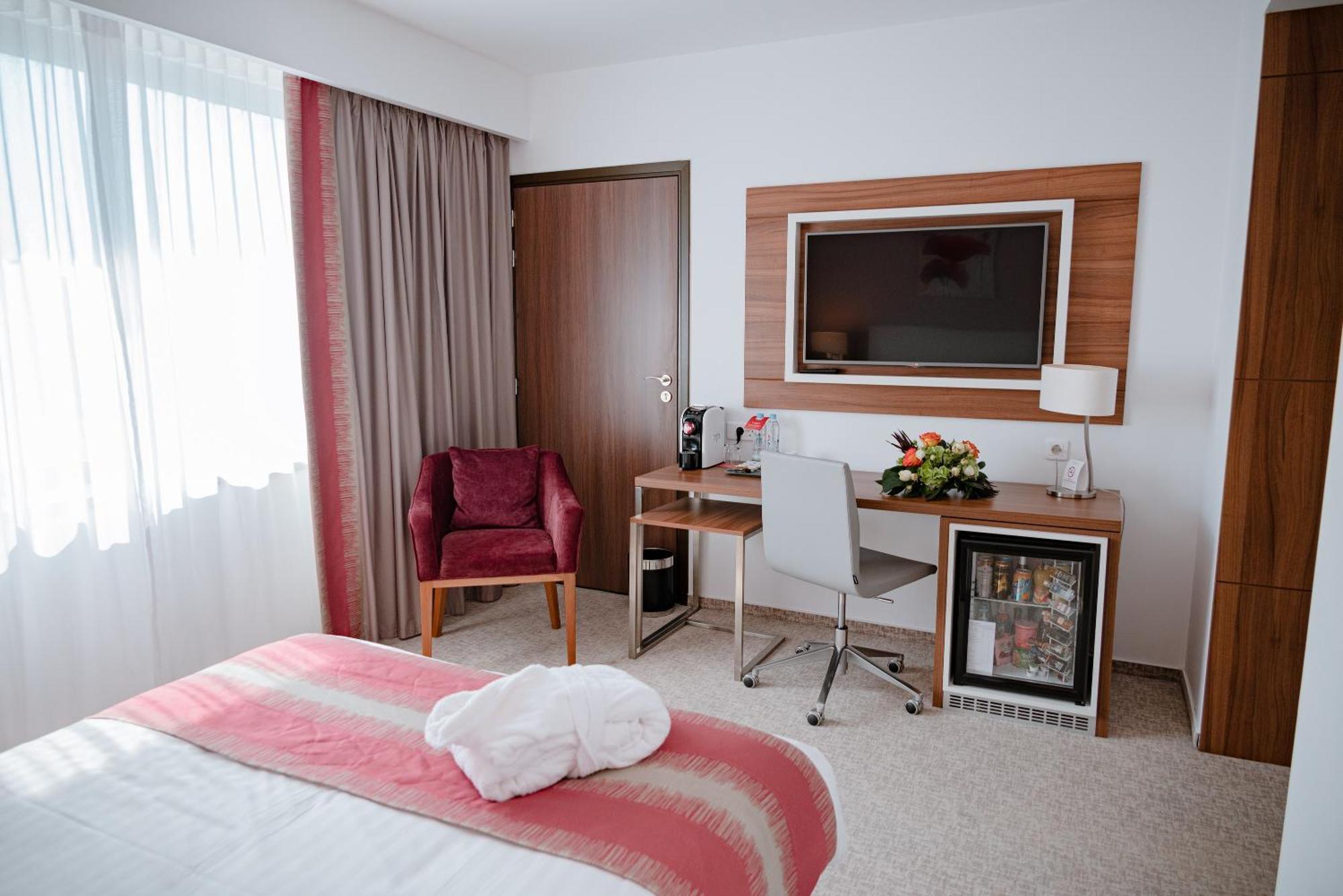 Ramada Plaza Craiova Hotel Kültér fotó