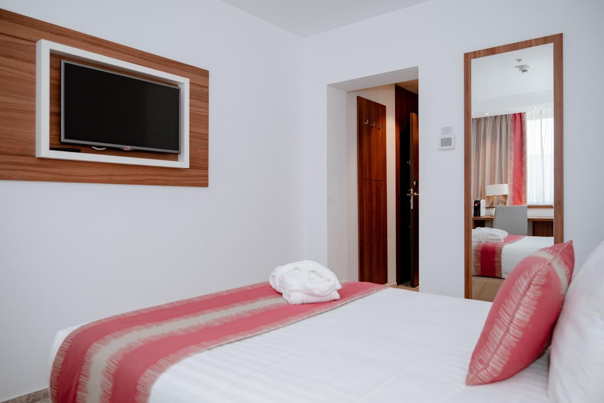 Ramada Plaza Craiova Hotel Kültér fotó