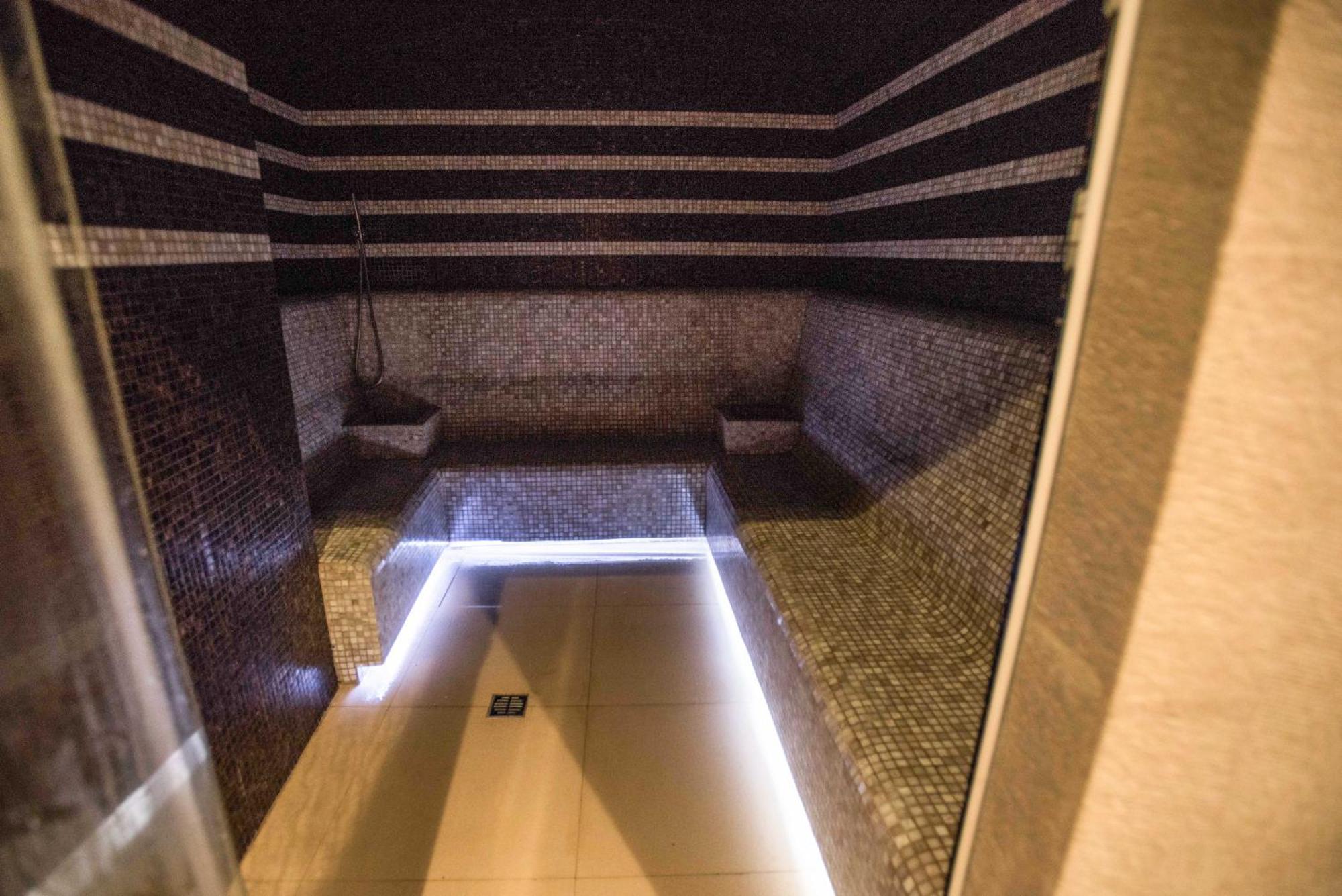 Ramada Plaza Craiova Hotel Kültér fotó