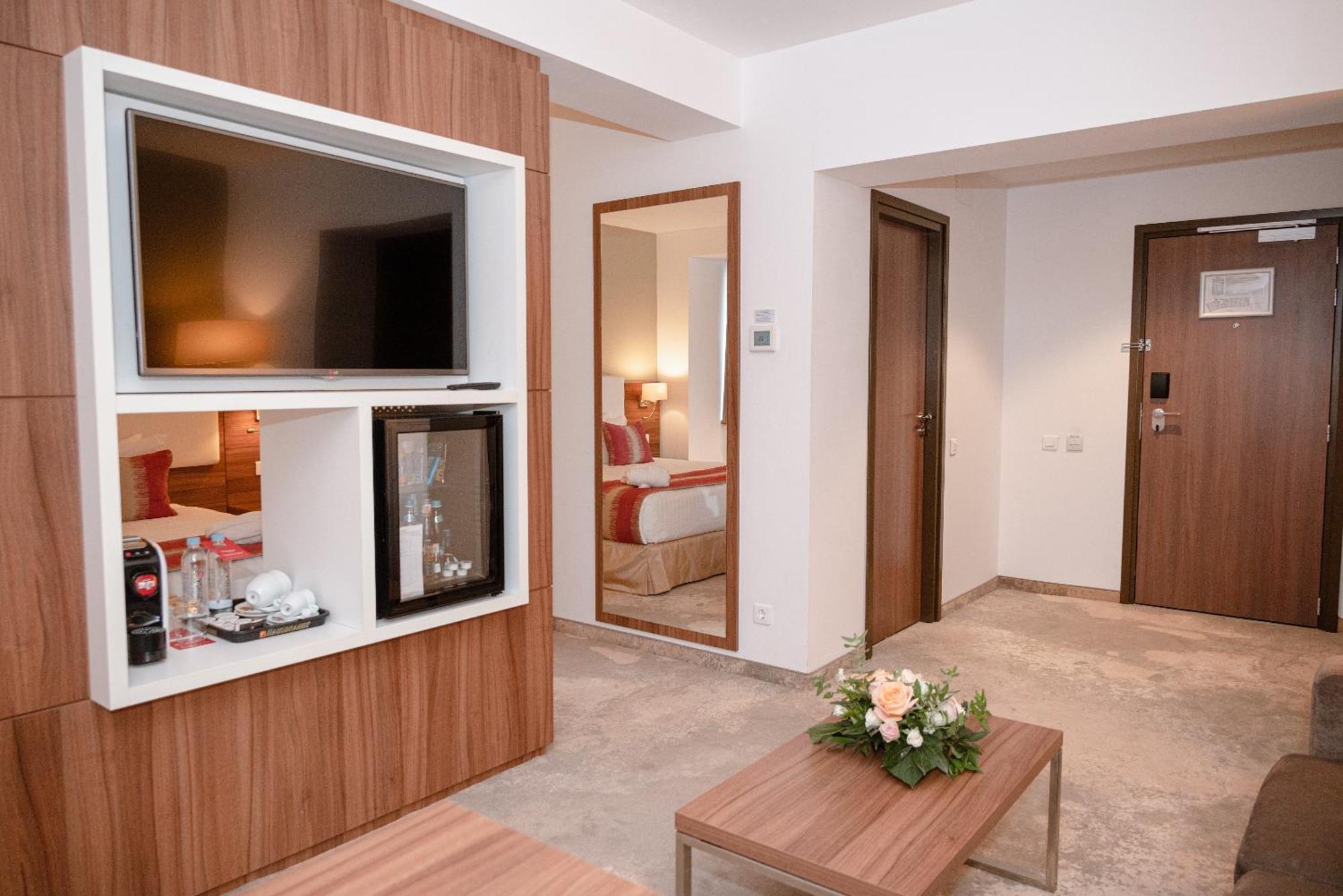 Ramada Plaza Craiova Hotel Kültér fotó
