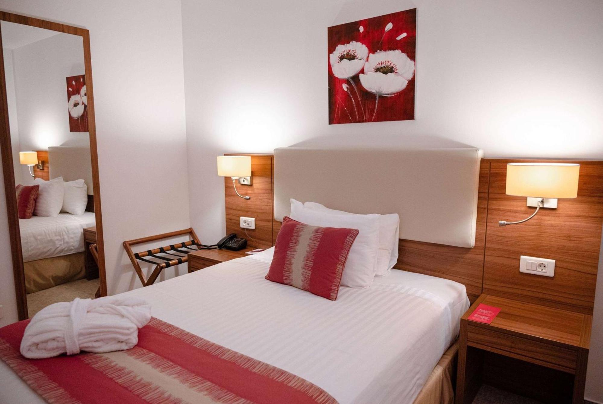 Ramada Plaza Craiova Hotel Kültér fotó