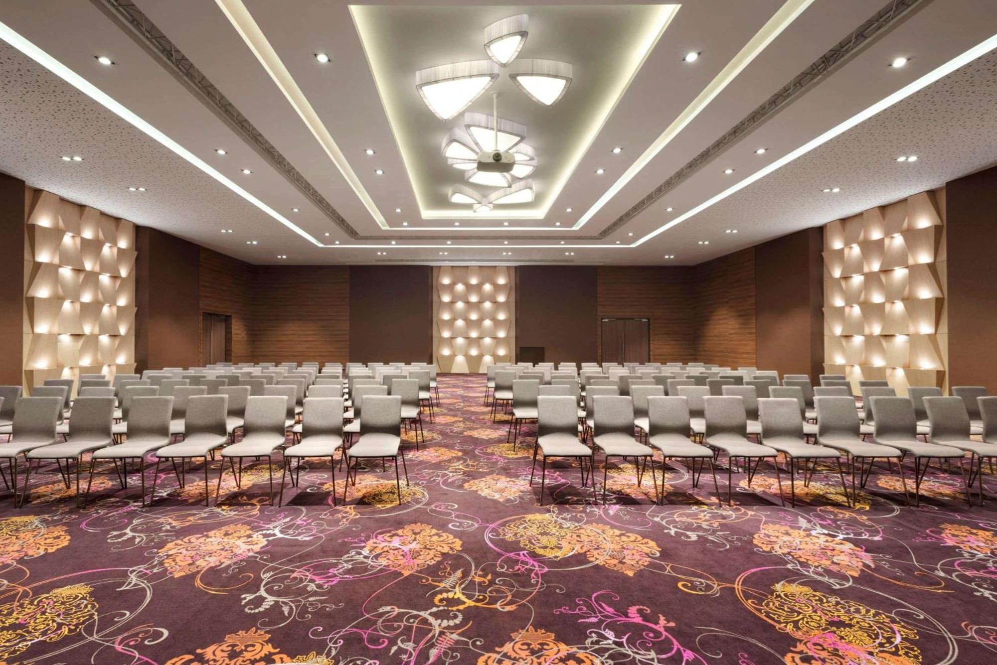Ramada Plaza Craiova Hotel Kültér fotó