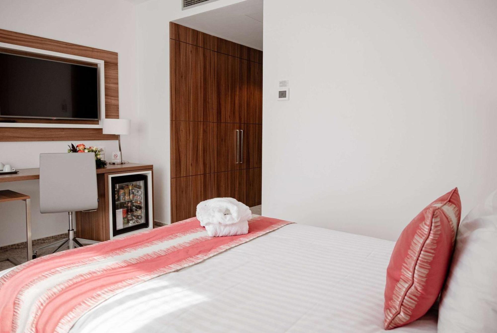 Ramada Plaza Craiova Hotel Kültér fotó