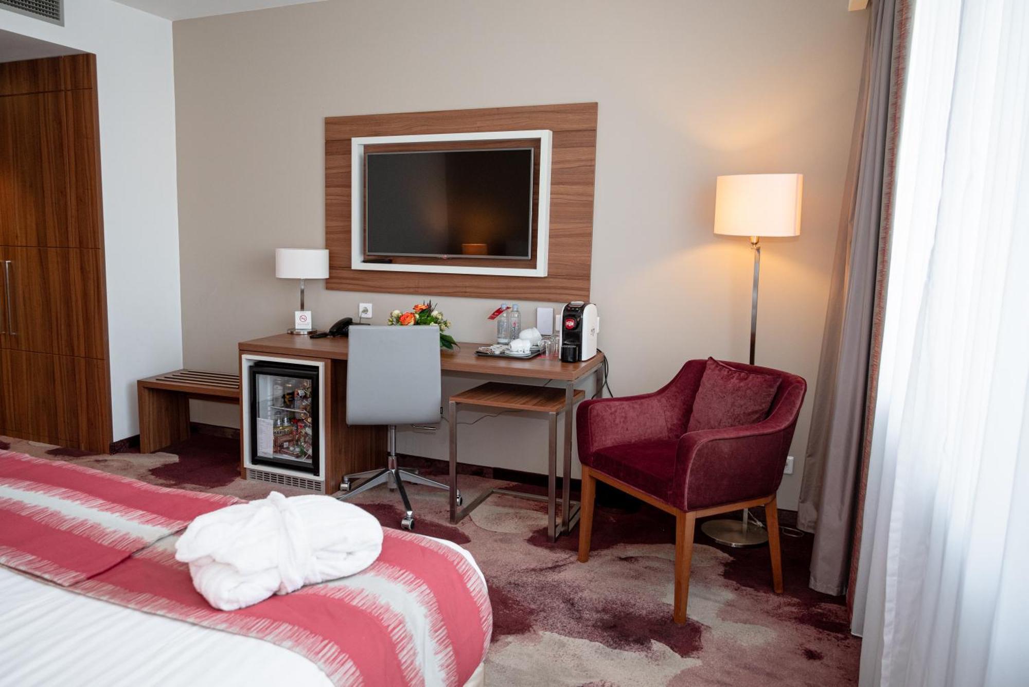 Ramada Plaza Craiova Hotel Kültér fotó