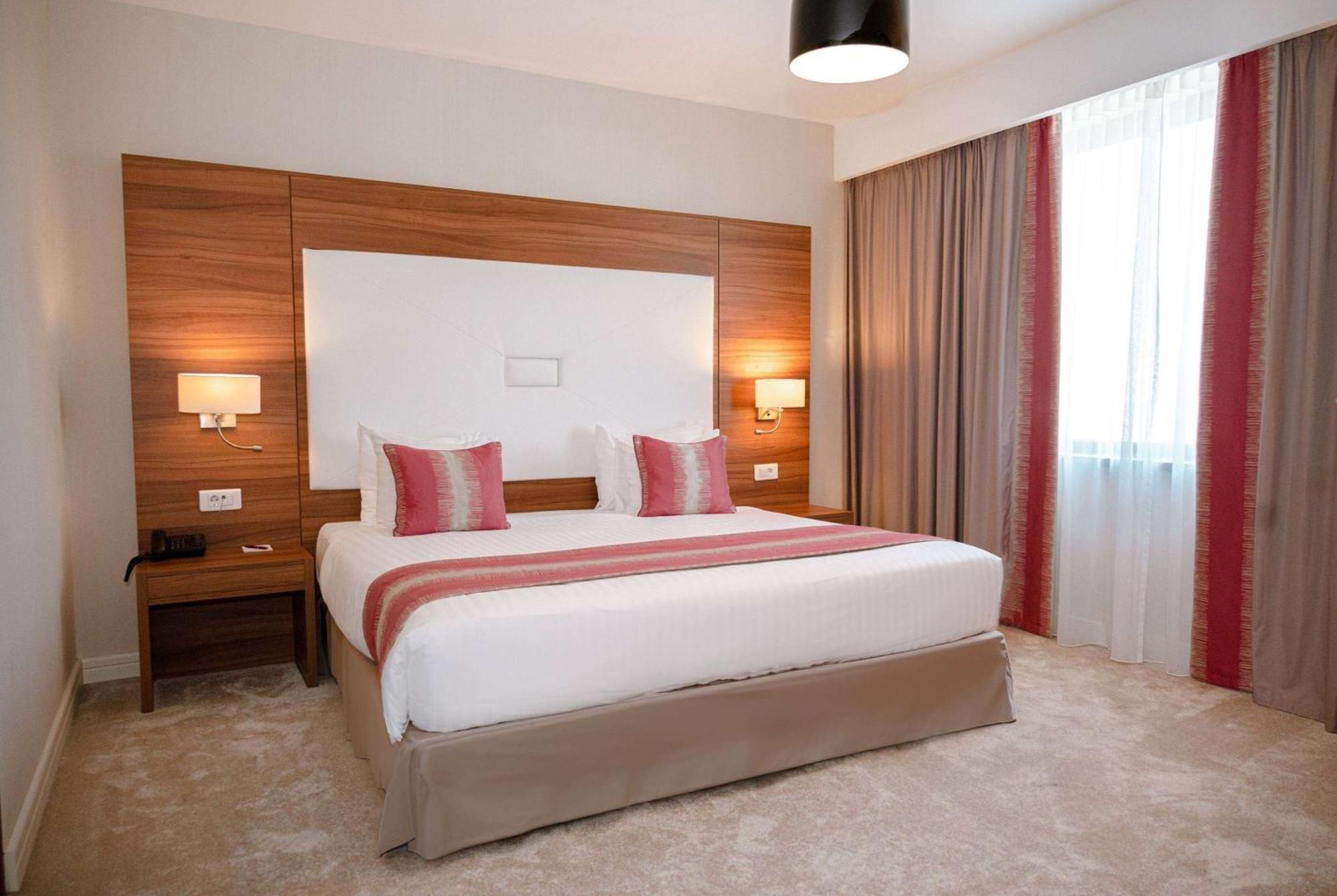 Ramada Plaza Craiova Hotel Kültér fotó