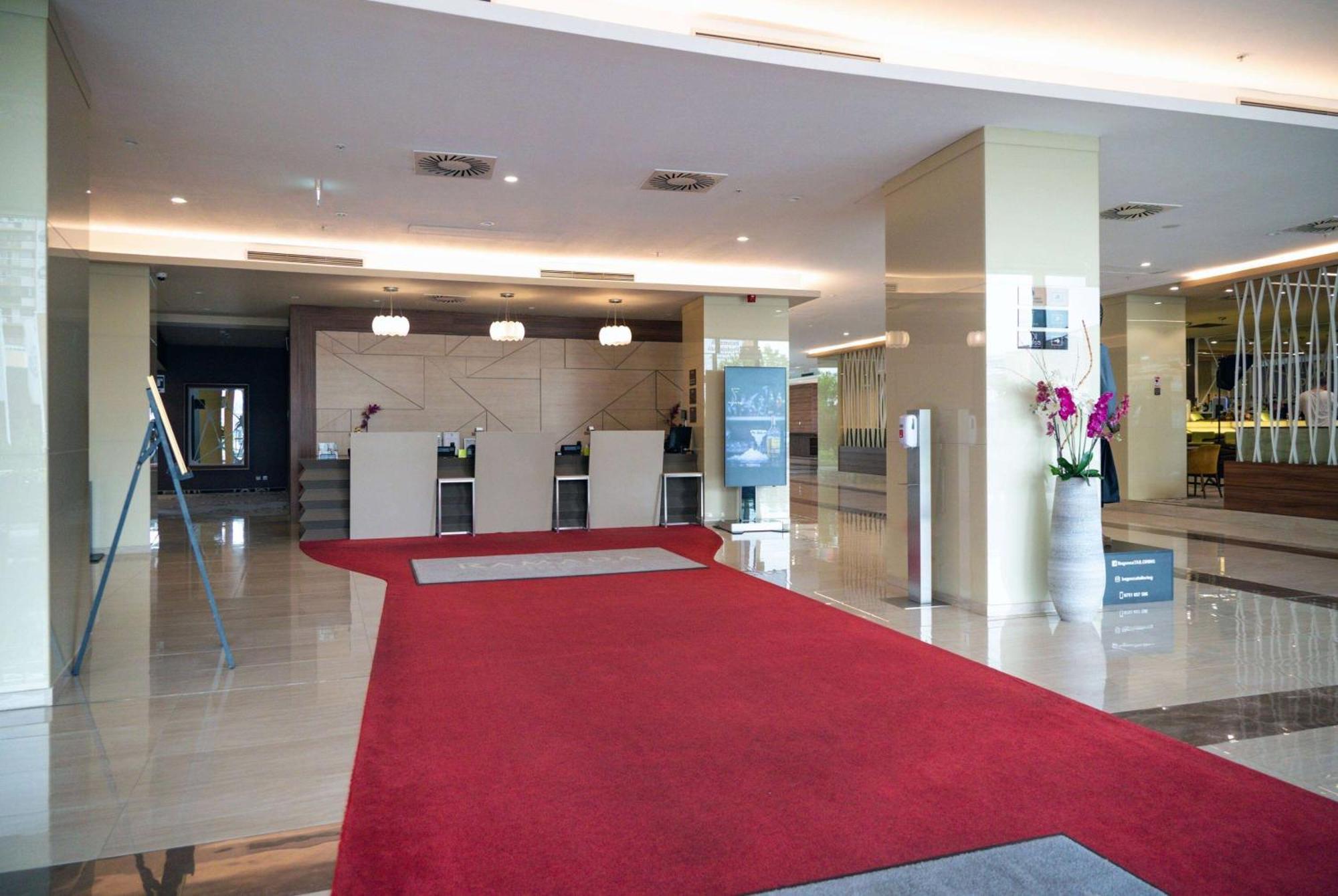 Ramada Plaza Craiova Hotel Kültér fotó