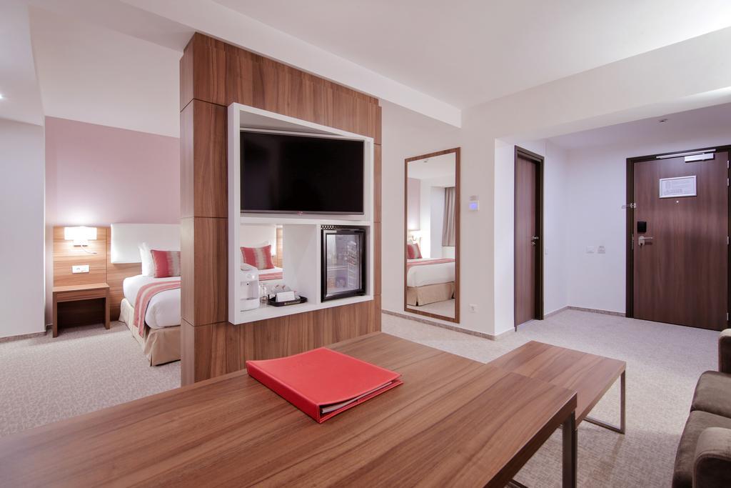 Ramada Plaza Craiova Hotel Kültér fotó