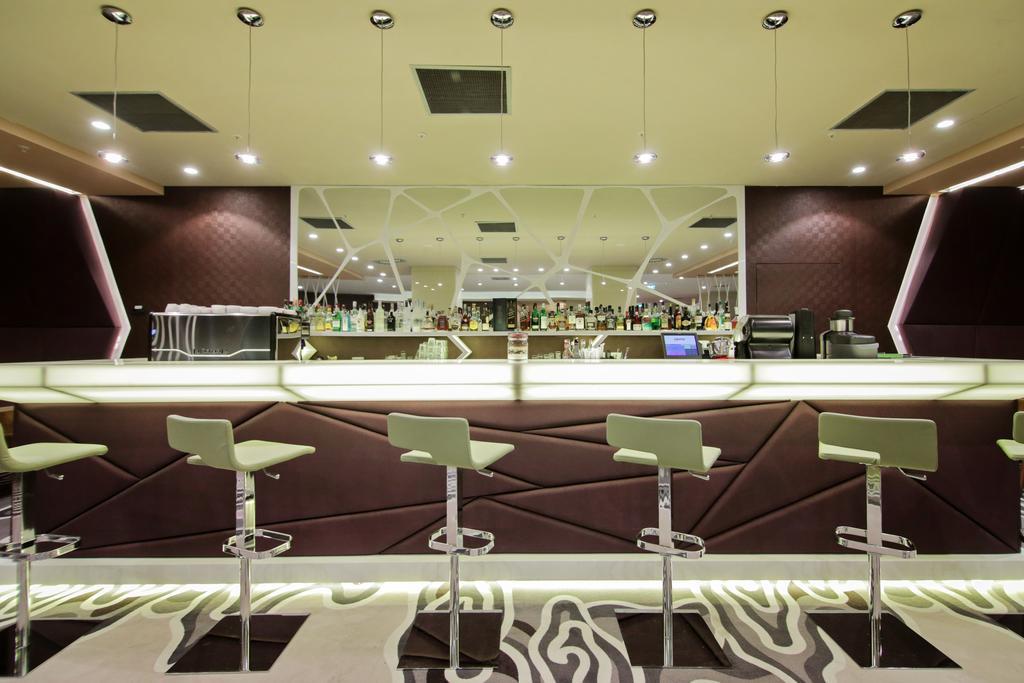 Ramada Plaza Craiova Hotel Kültér fotó